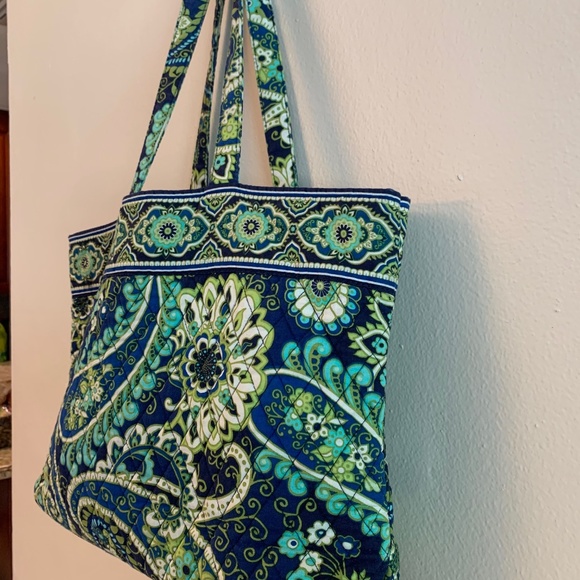 Vera Bradley Handbags - ❗️REDUCED❗️Vera Bradley Rhyth and Blues East West